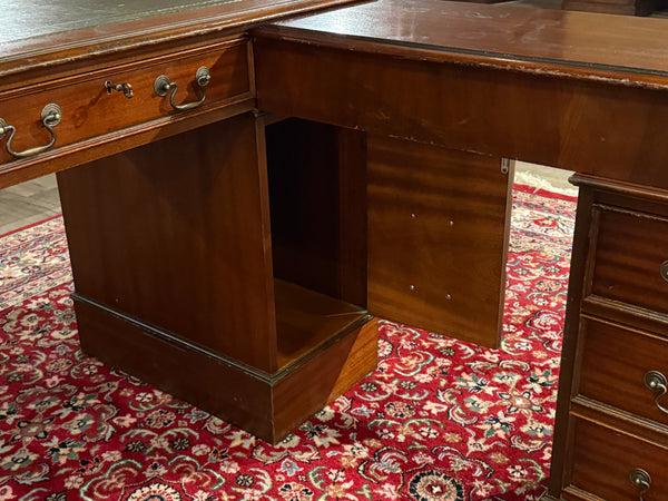 Vintage bureau, hoekbureau, klassiek Engels bureau, mahoniehout, groen leer, 624