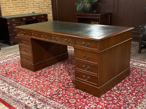 Vintage bureau, klassiek Engels bureau, mahoniehout, groen leer, 633