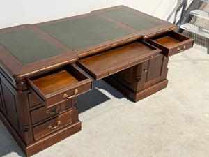 Vintage bureau, partnerdesk, klassiek Engels bureau, mahoniehout, groen leer, 692