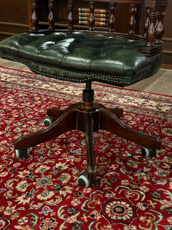Vintage stoel, Chesterfield, eikenhout, groen leer, 125