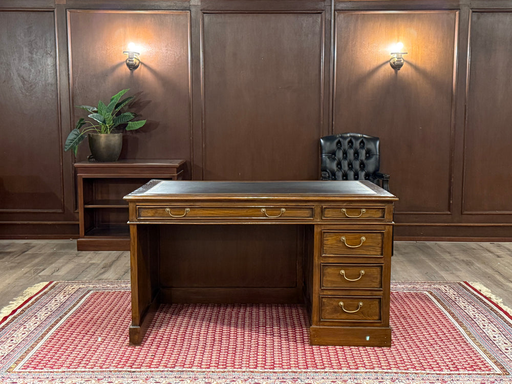 Vintage bureau, klassiek Engels bureau, eikenhout , zwart leer, 549