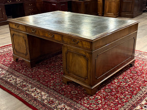 Vintage bureau, partnerdesk, klassiek Engels bureau, notenhout, groen leer, 657