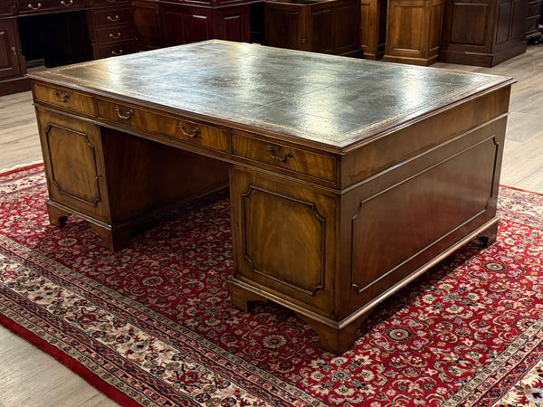 Vintage bureau, partnerdesk, klassiek Engels bureau, notenhout, groen leer, 657