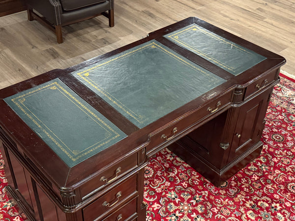 Vintage bureau, klassiek Engels bureau, mahoniehout, groen leer, 664