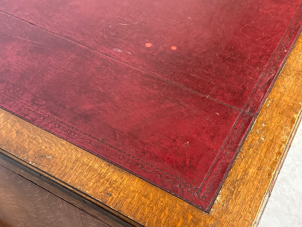 Antiek bureau, klassiek Engels bureau, eikenhout, rood leer, 695