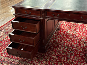 Vintage bureau, partnerdesk, klassiek Engels bureau, mahoniehout, groen leer, 615