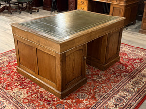 Bureau ancien 477 - Bureau anglais classique, cuir vert avec garnitures dorées, poignées en bois, bois de chêne clair