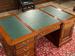 Vintage bureau, klassiek Engels bureau, partnerdesk, mahoniehout, groen leer, 572