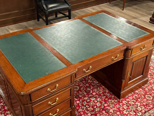 Vintage bureau, klassiek Engels bureau, partnerdesk, mahoniehout, groen leer, 572
