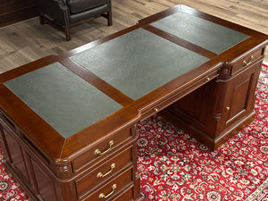 Vintage bureau, klassiek Engels bureau, mahoniehout, groen leer, 607
