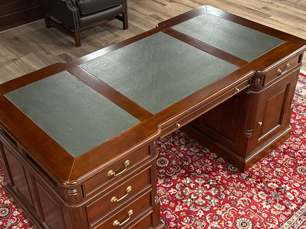 Vintage bureau, klassiek Engels bureau, mahoniehout, groen leer, 607