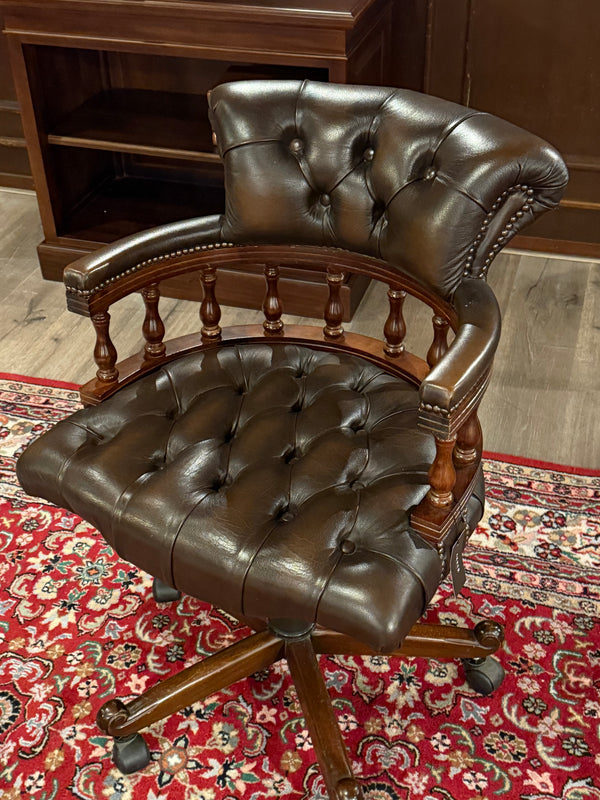 Vitrage-Sessel, Chesterfield, Mahagoni, braunes Leder, 105