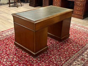 Vintage bureau, klassiek Engels bureau, notenhout, groen leer, 665
