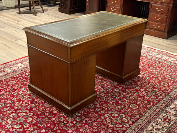 Vintage bureau, klassiek Engels bureau, notenhout, groen leer, 665
