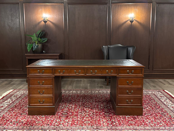 Vintage bureau, klassiek Engels bureau, mahoniehout, groen leer, 633