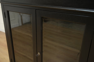 Vintage kast, vitrine kast, deurtjes met glas, mahoniehout, zwart