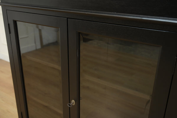 Vintage kast, vitrine kast, deurtjes met glas, mahoniehout, zwart