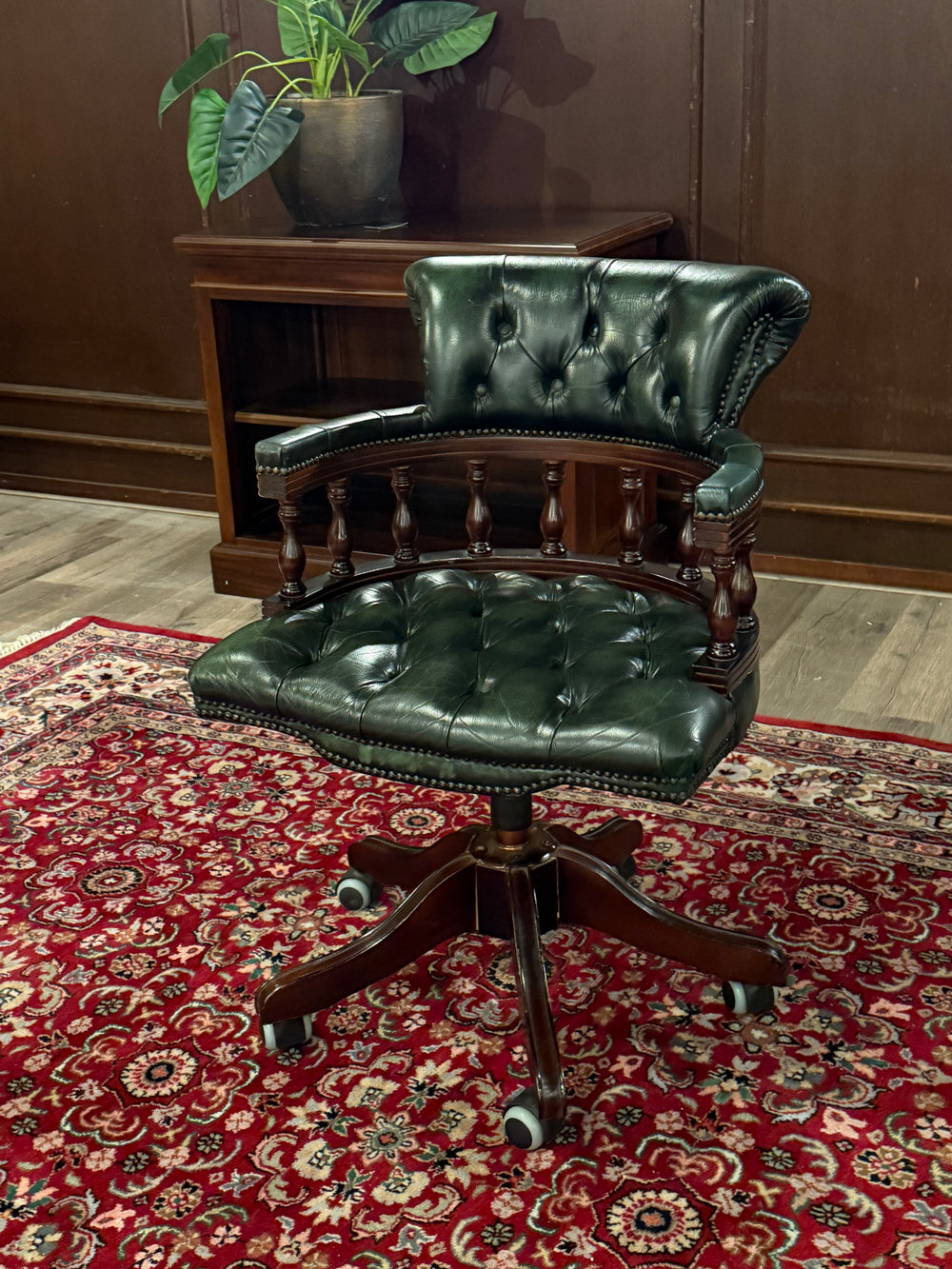 Vintage stoel, Chesterfield, eikenhout, groen leer, 125