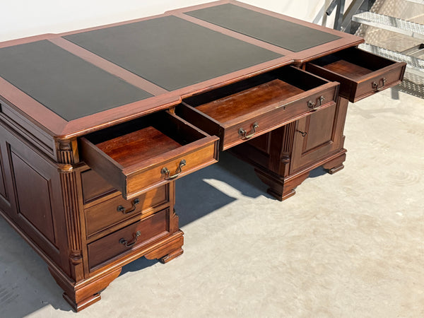 Vintage bureau, partnerdesk, klassiek Engels bureau, mahoniehout, zwart leer, 689