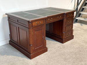 Vintage bureau, partnerdesk, klassiek Engels bureau, mahoniehout, groen leer, 696