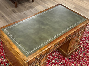 Vintage bureau, klassiek Engels bureau, notenhout, groen leer, 665