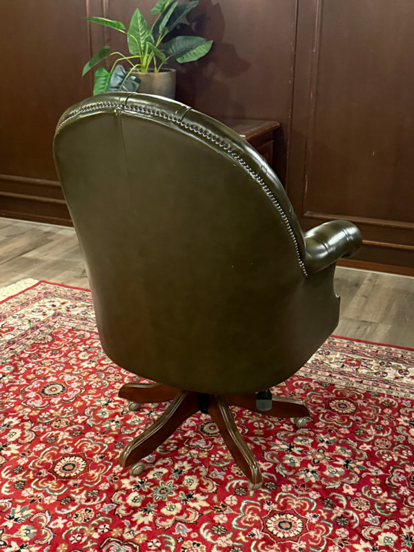 Vintage stoel, Chesterfield, eikenhout, groen leer, 115
