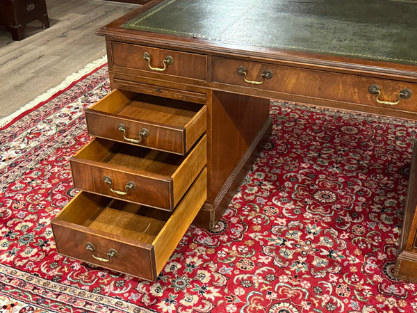 Vintage bureau, klassiek Engels bureau, notenhout, groen leer, 619