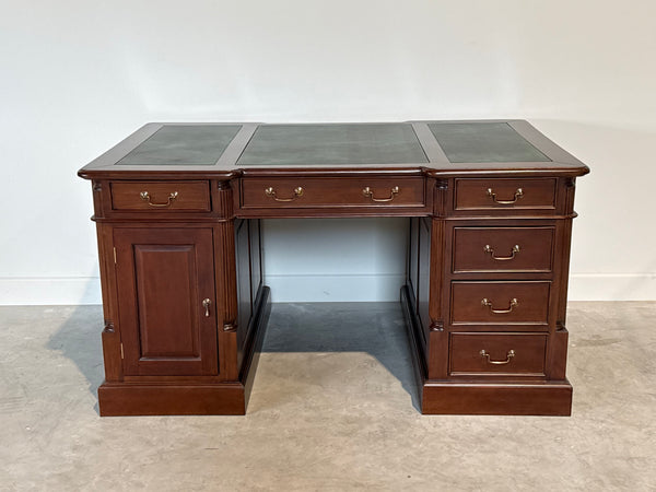 Vintage bureau, partnerdesk, klassiek Engels bureau, mahoniehout, groen leer, 696