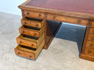 Antiek bureau, klassiek Engels bureau, eikenhout, rood leer, 695