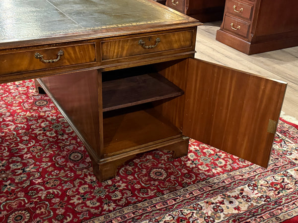 Vintage bureau, partnerdesk, klassiek Engels bureau, notenhout, groen leer, 657