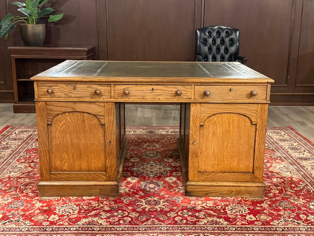 Antiker Schreibtisch 477 - Klassischer englischer Schreibtisch, grünes Leder mit Goldverzierung, Holzgriffe, helles Eichenholz