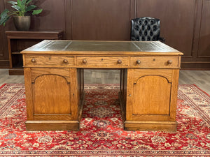 Bureau ancien 477 - Bureau anglais classique, cuir vert avec garnitures dorées, poignées en bois, bois de chêne clair
