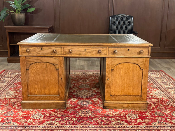 Bureau ancien 477 - Bureau anglais classique, cuir vert avec garnitures dorées, poignées en bois, bois de chêne clair