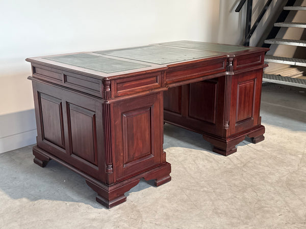 Vintage bureau, klassiek Engels bureau, mahoniehout, groen leer, 715