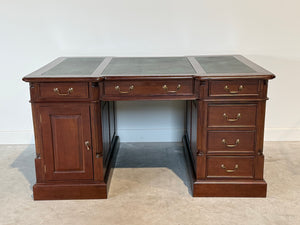 Vintage bureau, partnerdesk, klassiek Engels bureau, mahoniehout, groen leer, 696