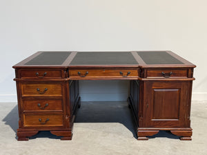 Vintage bureau, partnerdesk, klassiek Engels bureau, mahoniehout, zwart leer, 689