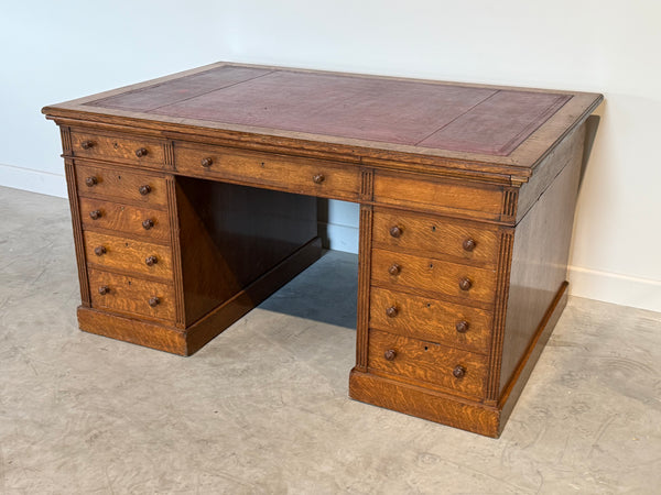 Antiek bureau, klassiek Engels bureau, eikenhout, rood leer, 695