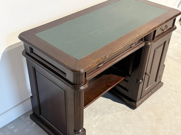 Vintage bureau, klassiek Engels bureau, mahoniehout, groen leer, 691