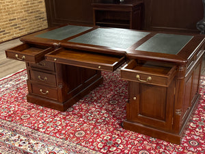 Vintage bureau, klassiek Engels bureau, mahoniehout, groen leer, 607