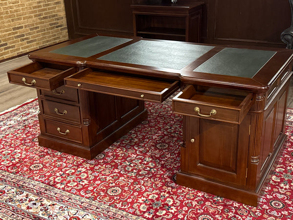 Vintage bureau, klassiek Engels bureau, mahoniehout, groen leer, 607