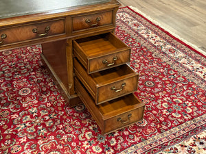 Vintage bureau, klassiek Engels bureau, notenhout, groen leer, 665