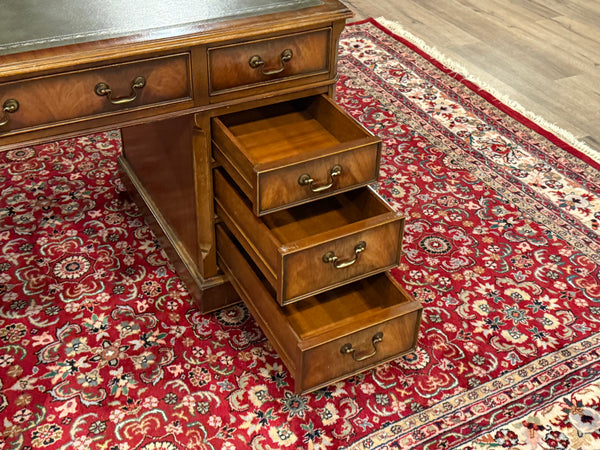 Vintage bureau, klassiek Engels bureau, notenhout, groen leer, 665