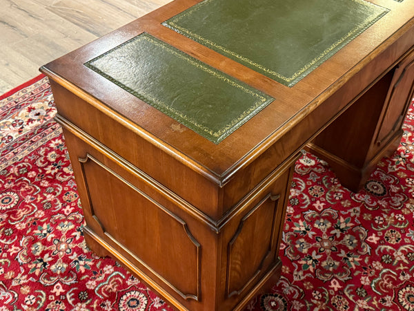Bureau vintage, bureau anglais classique, acajou, cuir vert, 655