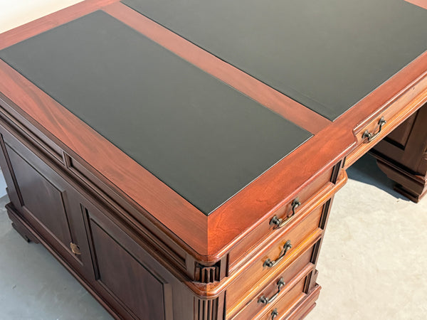 Vintage bureau, partnerdesk, klassiek Engels bureau, mahoniehout, zwart leer, 689