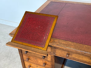 Antiek bureau, klassiek Engels bureau, eikenhout, rood leer, 695