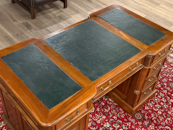 Vintage bureau, klassiek Engels bureau, mahoniehout, groen leer, 672
