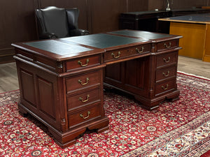 Bureau vintage, bureau anglais classique, acajou, cuir vert, 684