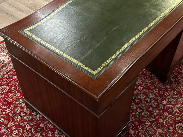 Vintage-Schreibtisch, klassischer englischer Schreibtisch, Mahagoni, grünes Leder, 679.1