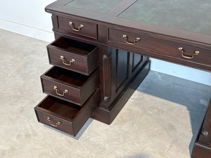 Vintage bureau, klassiek Engels bureau, mahoniehout, groen leer, 694