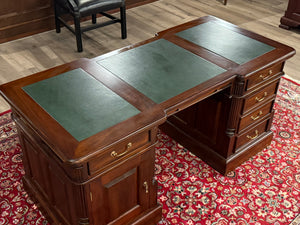 Vintage bureau, klassiek Engels bureau, mahoniehout, groen leer, 569